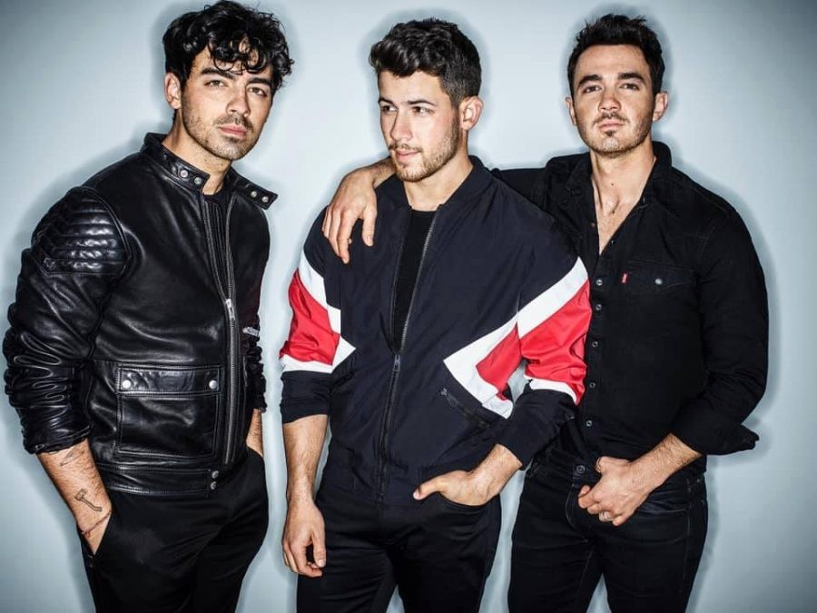 (ВИДЕО) Jonas Brothers одговараат на најсмешните Твитови!