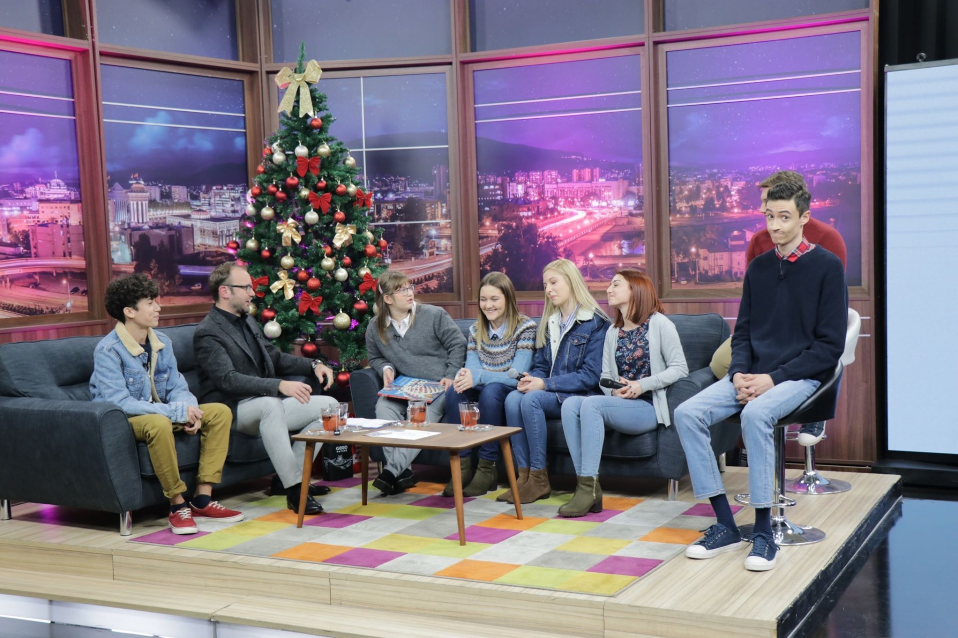 Весело во „Еден на Еден“ со глумците од „Дајте музика“ и „Гласна куќа“