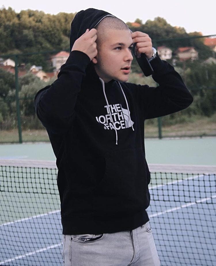 (ВИДЕО) Изведба на која Лозано би подзавидел: Дамјан од М.Каменица ја отпеа „Мајко“