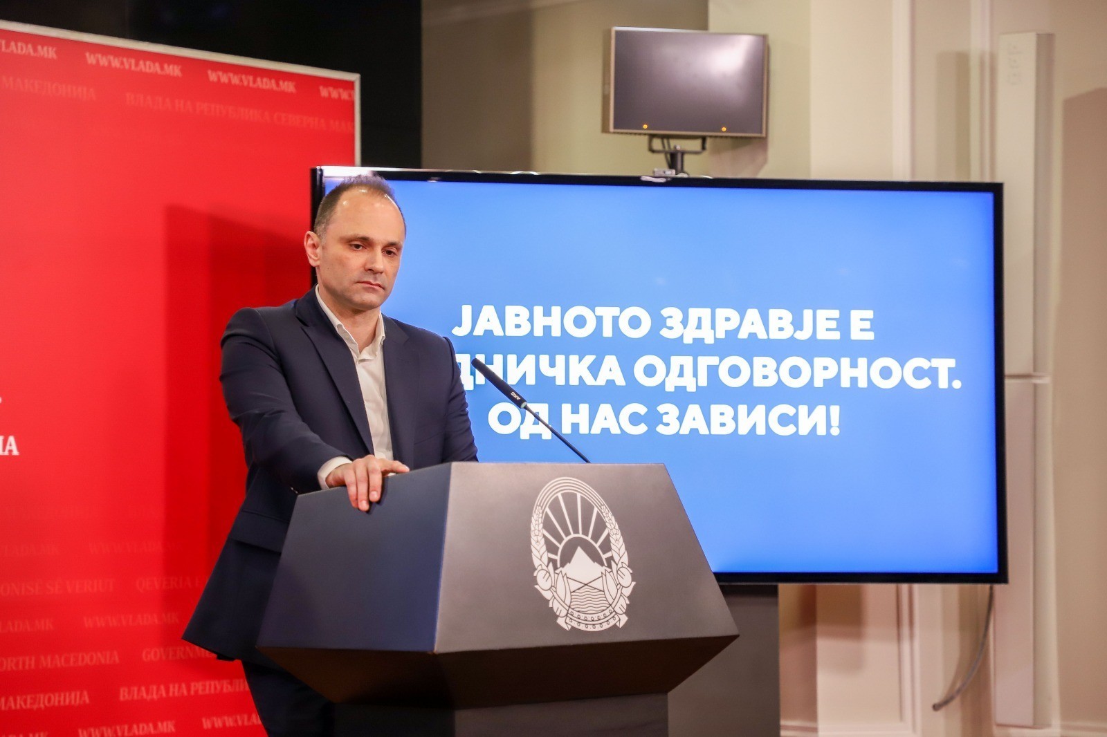Министерот Венко Филипче со промена на профилната фотографија апелираше: Не заборавај маска