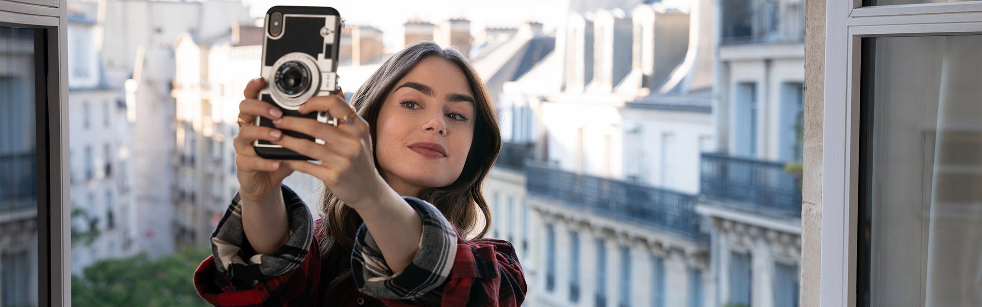 Комбинација на денот: Стилот на Лили Колинс во „Emily in Paris“