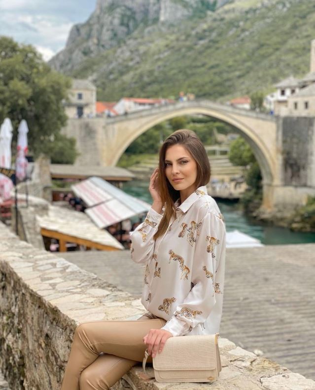 Го прослави крајот на средното образование: Џејла Рамовиќ заблеска на матурската забава