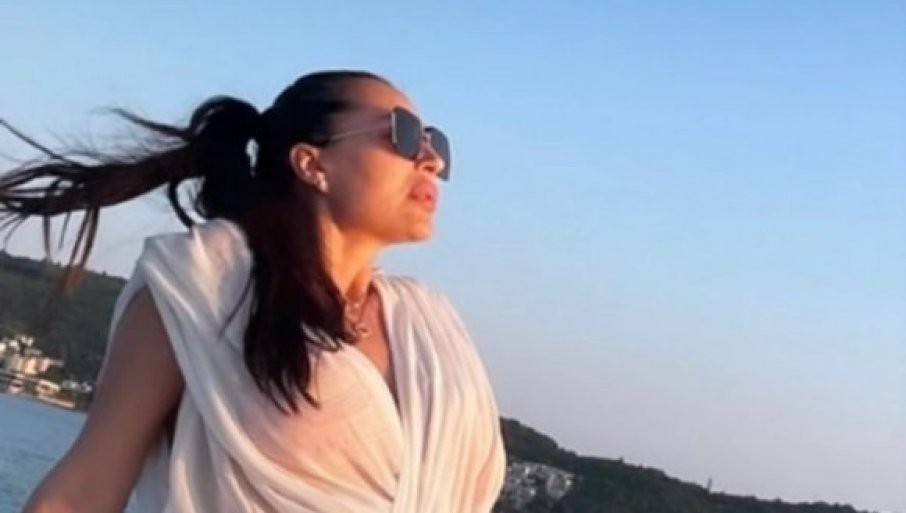Цеца никогаш попровокативна: Пејачката во проѕирен фустан позираше на луксузна јахта
