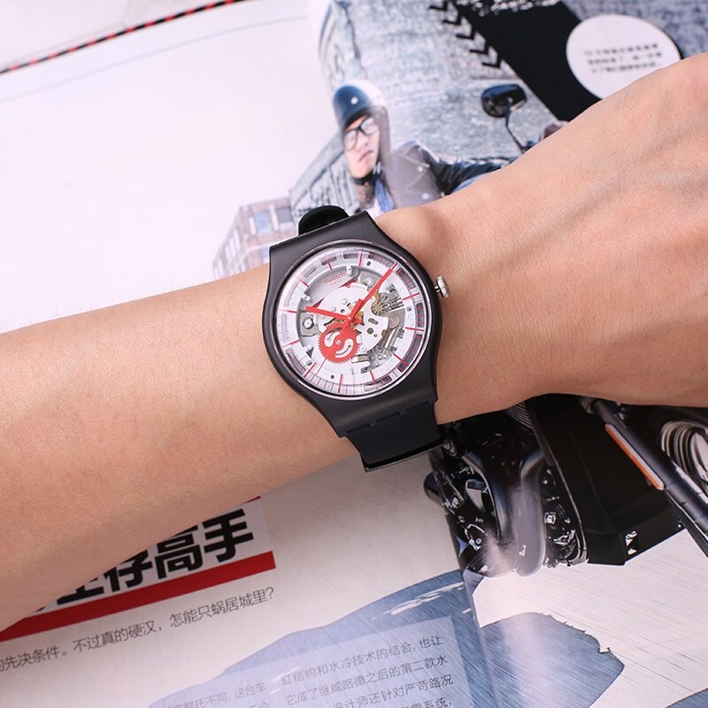 Часовник на неделата: Едноставниот дизајн на SILIBLACK на Swatch ќе ве освои на прва