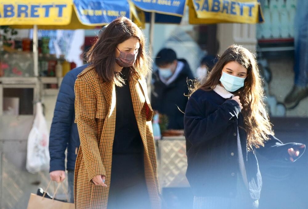Сите очи беа вперени во актерката и нејзината ќерка: Кејти Холмс и Сури беа уловени на њујоршките улици