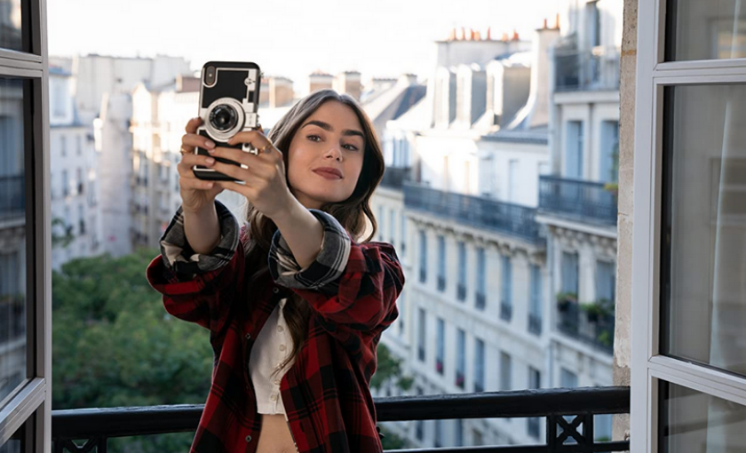 Сите повторно ја исмеваат серијата „Emily in Paris“: Една девојка на ТикТок стана вистинска ѕвезда