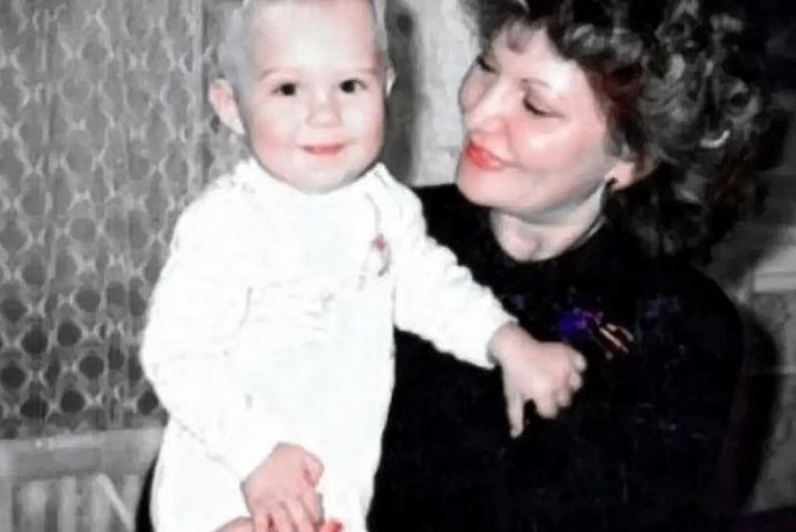 Момчето на фотографијата денес полни 34 години: Денес е познат актер, а вака ѝ се заблагодари на својата мајка