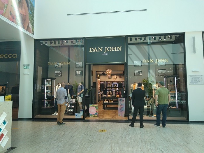 И мажите застанаа пред излог: Голем интерес за попустите во East Gate Mall
