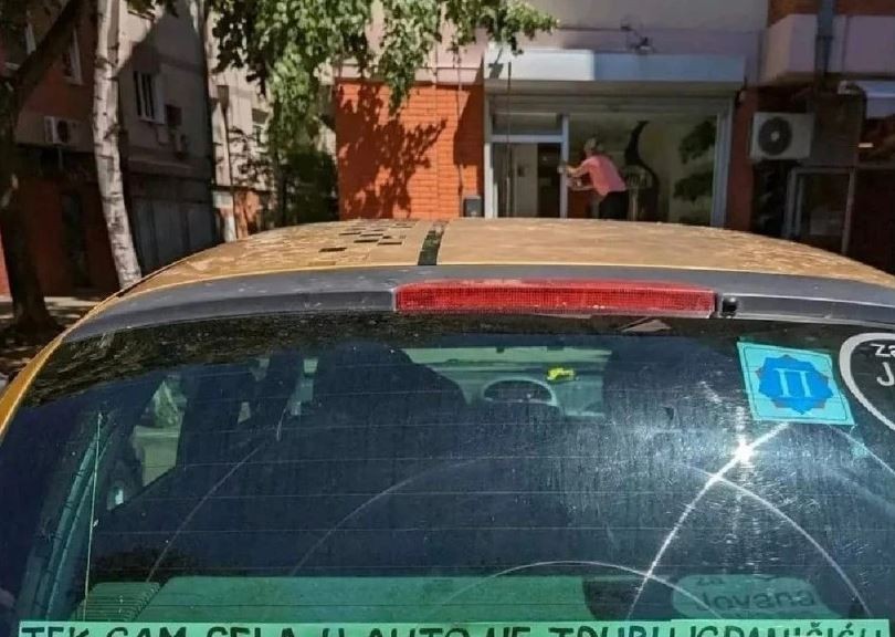 Генијална искреност: Девојка која само што добила возачка дозвола, си закачила предупредување на автомобилот (ФОТО)