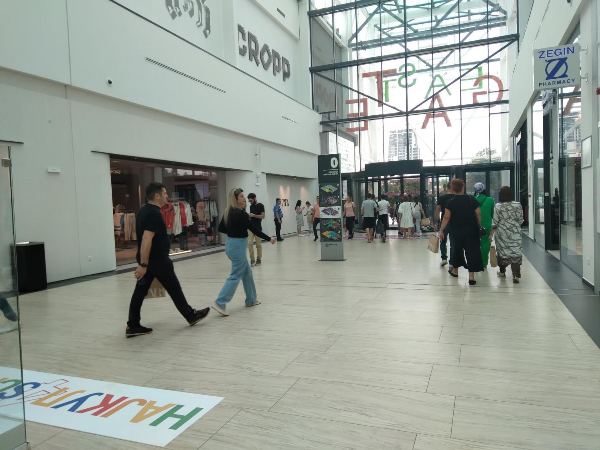 Посетителите едвај го дочекаа повторното отворање на Ист Гејт Мол