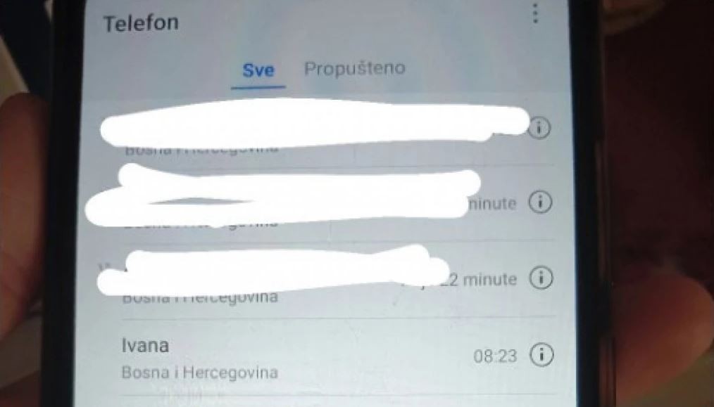 Како сте меморирани во телефоните на вашите родители? Ивана заклучиле дека мајка ѝ и татко ѝ повеќе ја сакаат сестра ѝ (ФОТО)