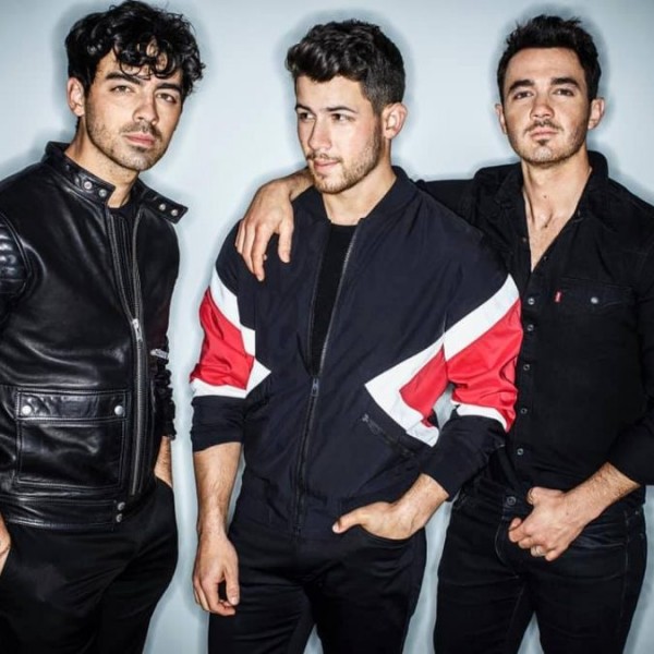 (ВИДЕО) Jonas Brothers одговараат на најсмешните Твитови!