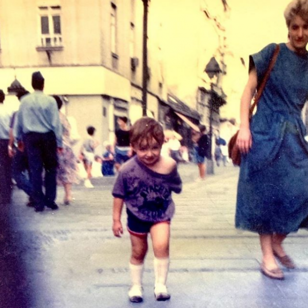 Фотка стара 32 години: Можете ли да препознаете кој пејач позира среде Белград?