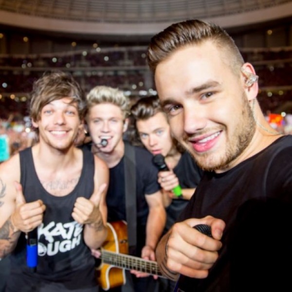 Момците од One Direction очајнички се обидуваат на 10 - годишнината да го вратат Зејн