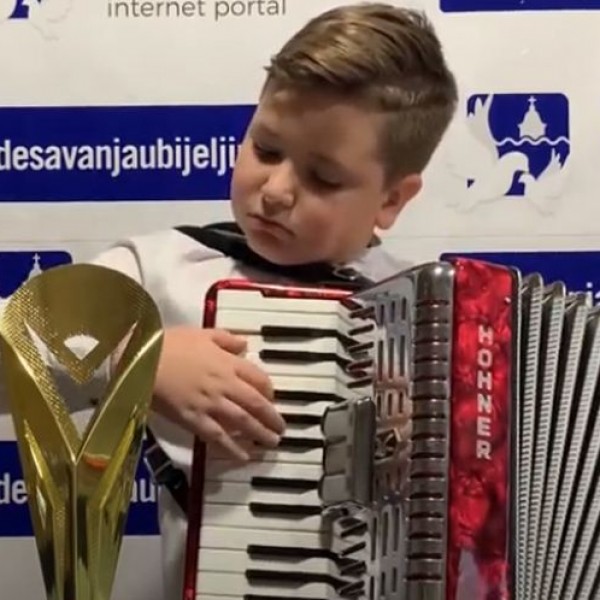 Виртуоз на хармоника: Има само 10 години, а веќе го освојува светот