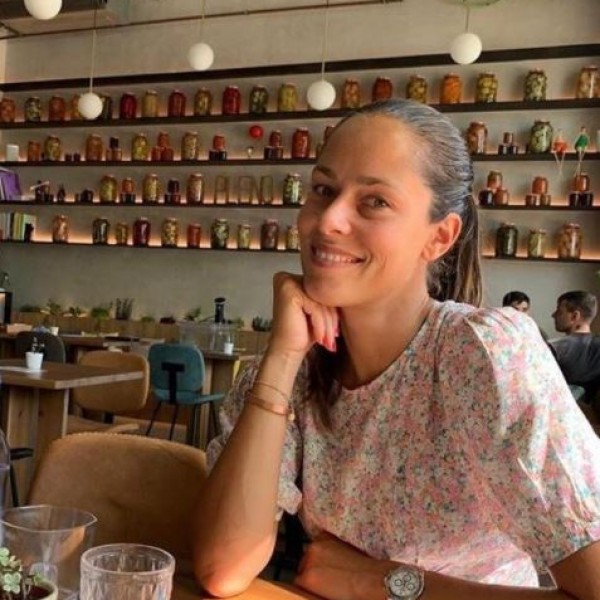Сега знаеме од кој ја наследи убавината: Ана Ивановиќ е иста како мајка си