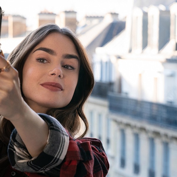 Комбинација на денот: Стилот на Лили Колинс во „Emily in Paris“
