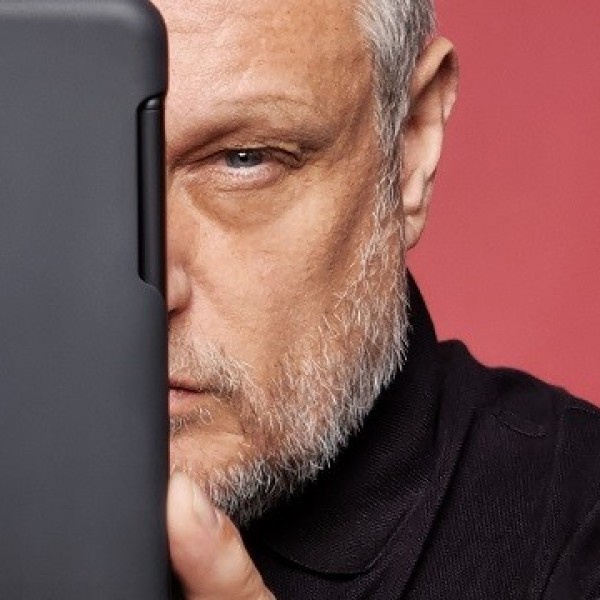 Новиот Galaxy S21 Ultra ги обедини легендите на британската уметничка сцена