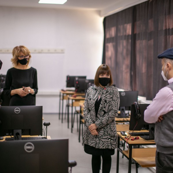 УНИБанка донираше 50 нови компјутери на Математичко - Информатичката Гимназија во Скопје