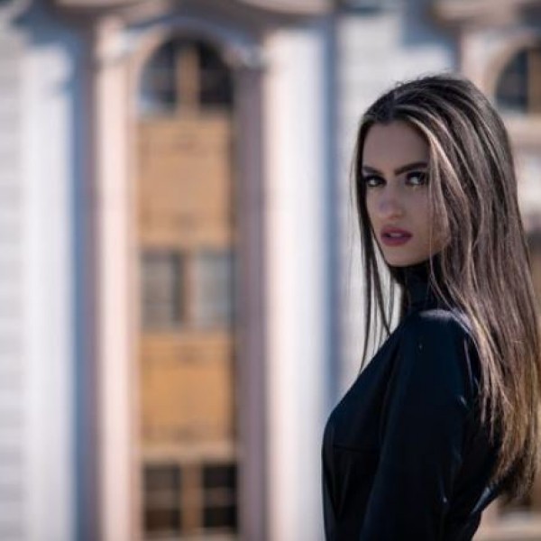 Со „Некогаш ќе помине“ ја освои публиката, а сега има нова песна: Слушнете ја „Кој е сега крив“ на Лара Иванова