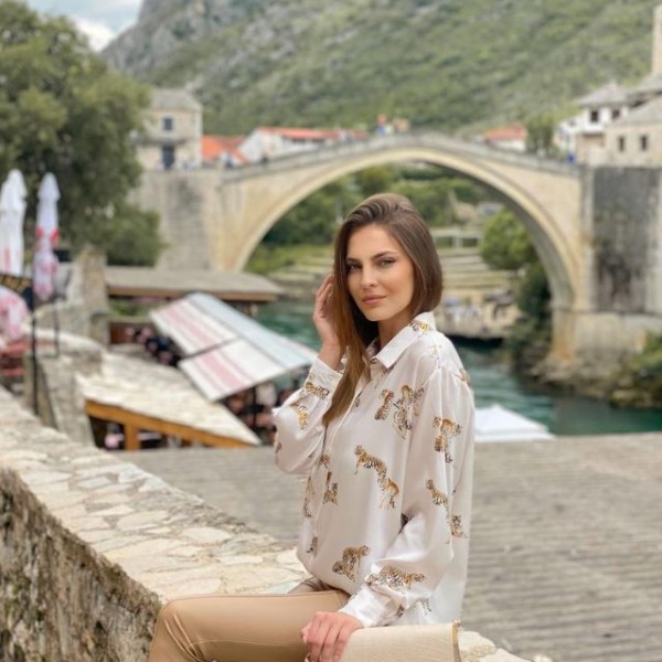 Го прослави крајот на средното образование: Џејла Рамовиќ заблеска на матурската забава