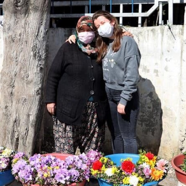 Лажела дека учи на познат факултет: Сиромашната мајка продавала цвеќе за да ѝ ги плати студиите