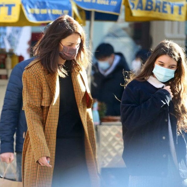 Сите очи беа вперени во актерката и нејзината ќерка: Кејти Холмс и Сури беа уловени на њујоршките улици