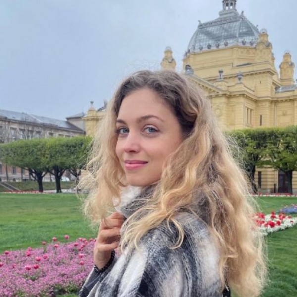 Комбо на денот: Хана Хулиќ во супер комбинација за новогодишната ноќ