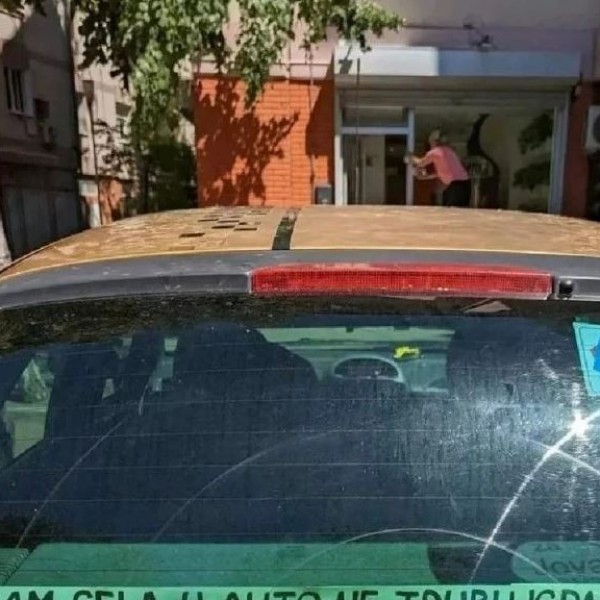 Генијална искреност: Девојка која само што добила возачка дозвола, си закачила предупредување на автомобилот (ФОТО)