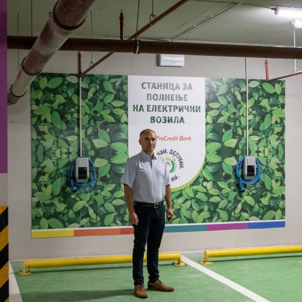 Ист Гејт Мол со две станици за полнење на електрични автомобили, донација од ПроКредит Банка