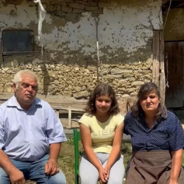 Се грижи за стоката, сонува да има бања: Тешкиот живот на 14-годишната Емилија со старите родители