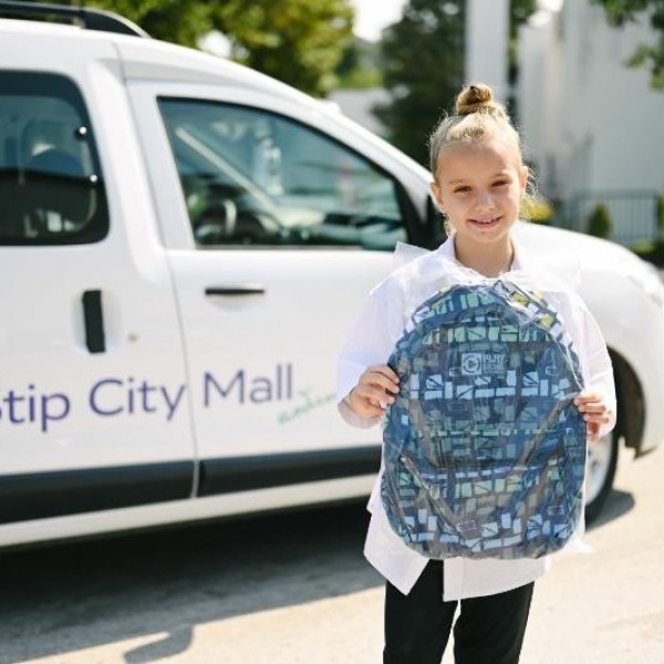 Со донација од 500 училишни ранци, Štip City Mall им посака успешен почеток на сите првачиња во Штип и го најави своето отворање на 5ти ноември